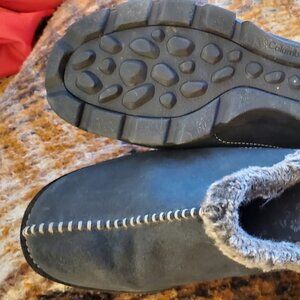 Columbia Clogs/Mules/Slides Size 11,Black with white stitching and faux fur trim
